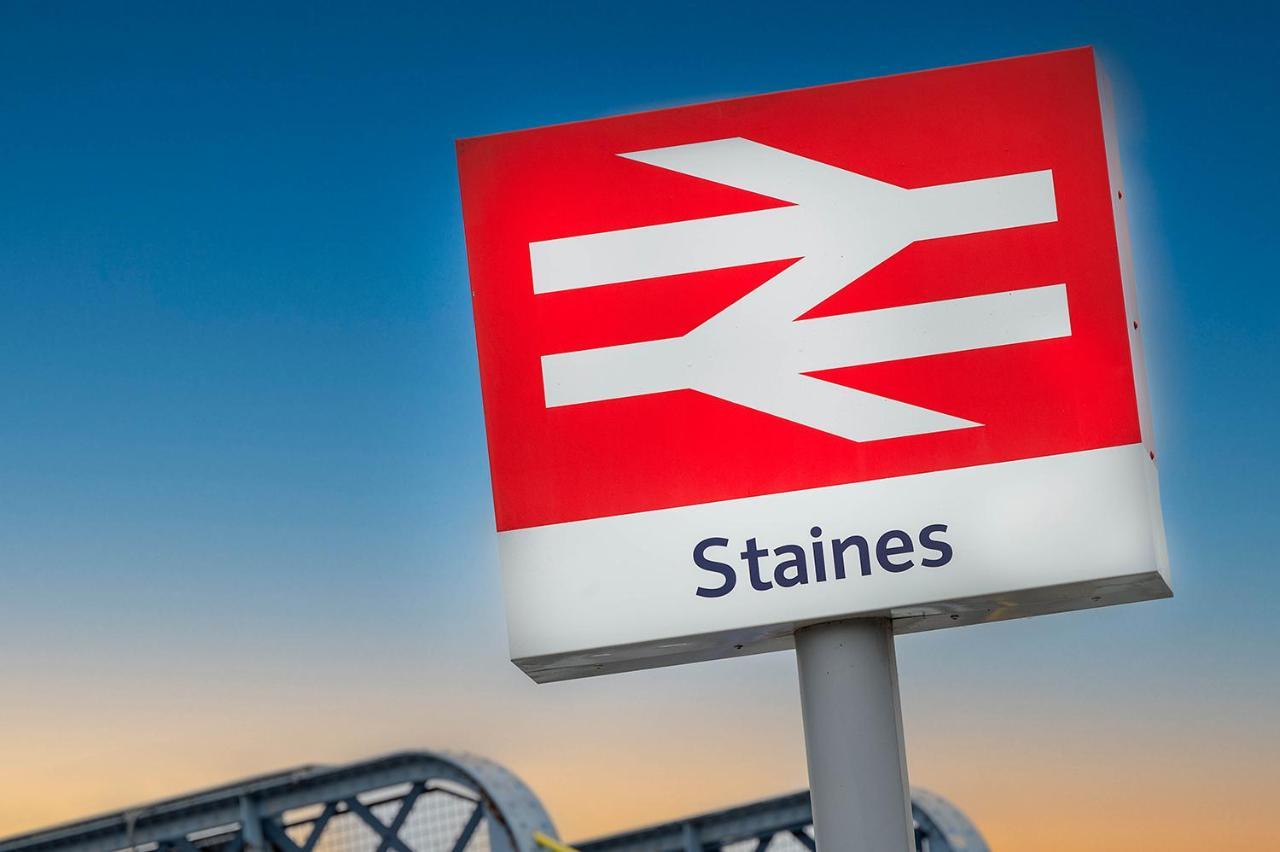Train Station Serenity Staines-upon-Thames Exteriör bild